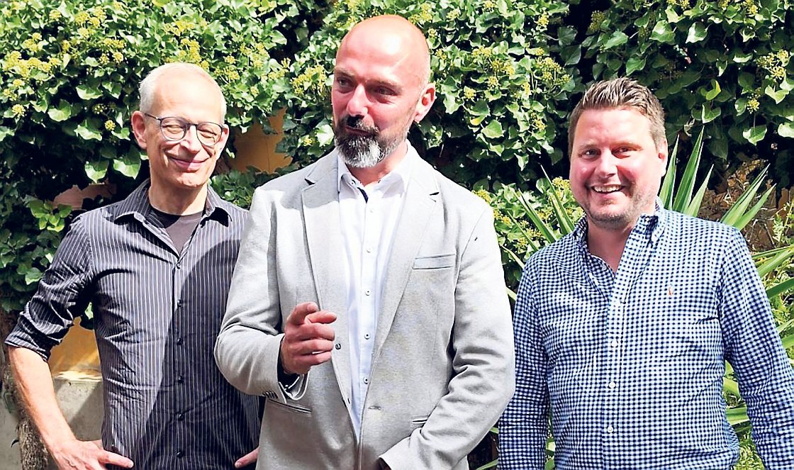 Michael Anthofer im Gespräch mit Gemeindevertreter Dr. Thilo Storch und dem kommissarischen FDP-Vorsitzenden Benjamin Kissel vor einer begrünten Wand