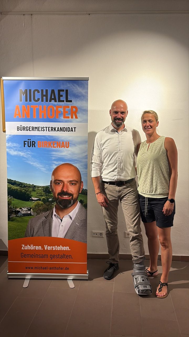 Michael Anthofer und seine Frau Christine am Abend der Nominierung neben dem Kandidaten-Aufsteller