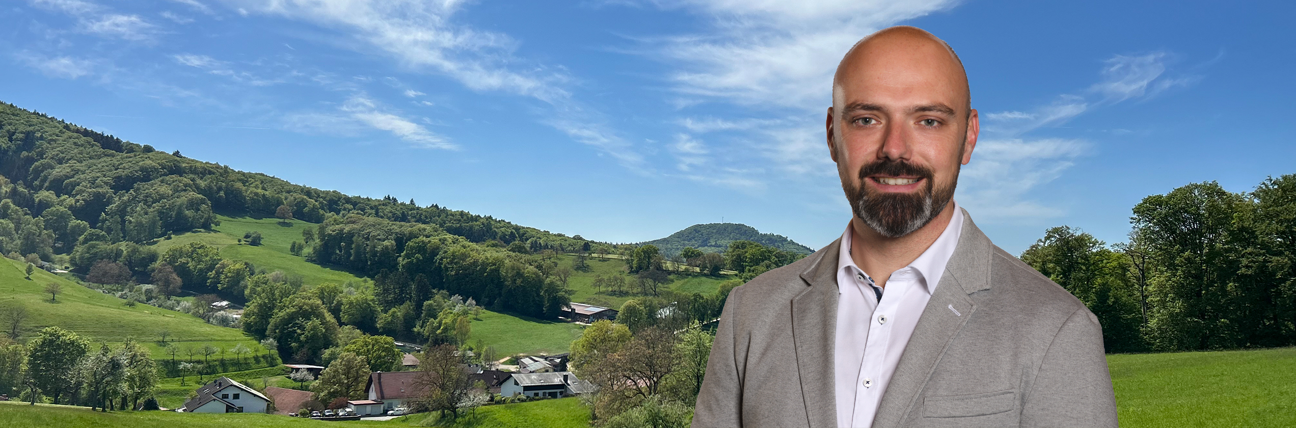 Michael Anthofer vor der Ortskulisse von Birkenau