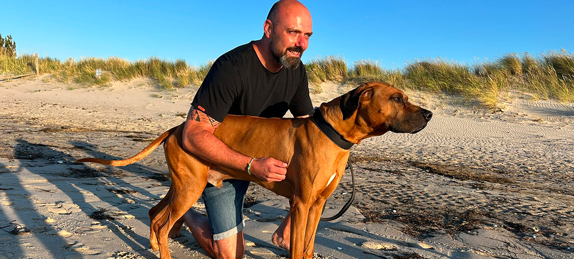 Michael Anthofer mit seinem Hund am Strand